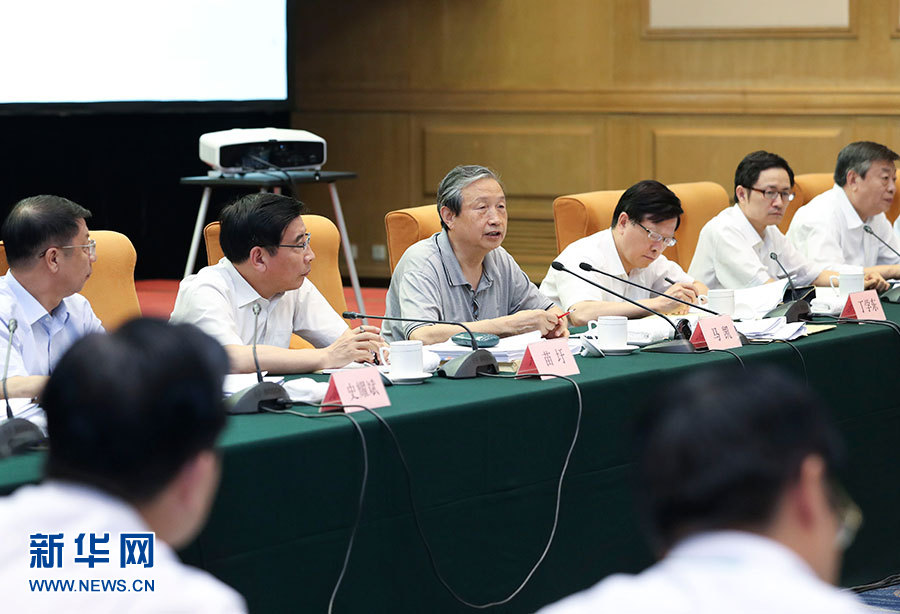 近日，中共中央政治局委員、國(guó)務(wù)院副總理馬凱在北京調(diào)研新能源汽車產(chǎn)業(yè)發(fā)展。這是7月4日，馬凱在北京深入新能源汽車充換電設(shè)施、充電服務(wù)平臺(tái)、分時(shí)租賃等單位調(diào)研，并主持召開推廣應(yīng)用座談會(huì)。新華社記者 龐興雷 攝