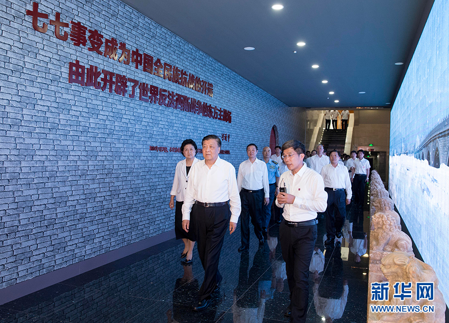 7月7日，紀(jì)念全民族抗戰(zhàn)爆發(fā)80周年儀式在中國(guó)人民抗日戰(zhàn)爭(zhēng)紀(jì)念館舉行。中共中央政治局常委、中央書(shū)記處書(shū)記劉云山出席儀式并講話。這是儀式后，劉云山參觀《全民抗戰(zhàn)偉大壯舉&mdash;&mdash;紀(jì)念全民族抗戰(zhàn)爆發(fā)80周年專(zhuān)題展覽》。 新華社記者丁林?jǐn)z