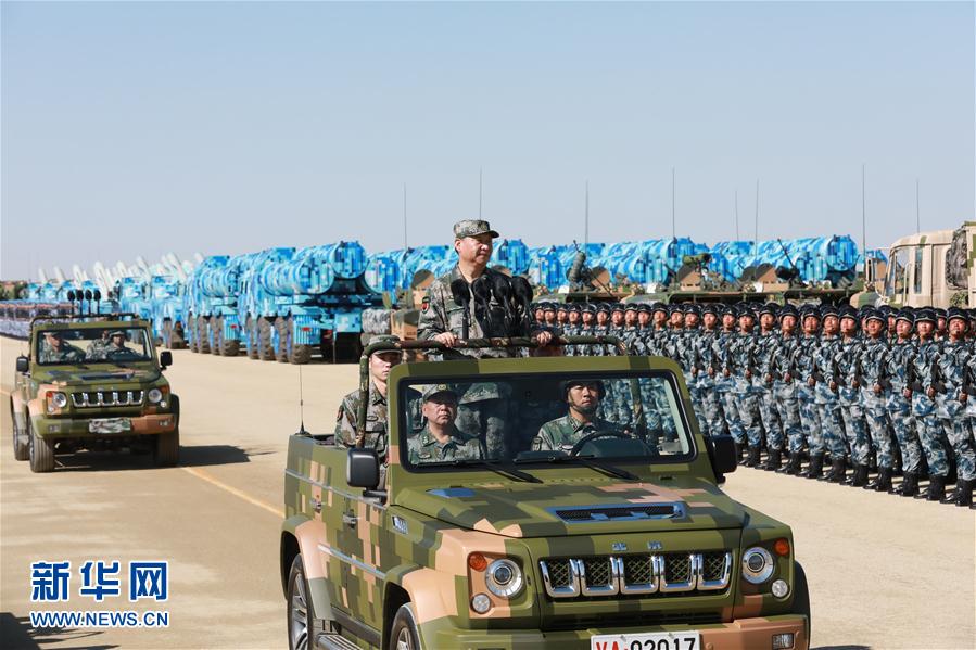 7月30日上午，慶祝中國人民解放軍建軍90周年閱兵在朱日和聯(lián)合訓(xùn)練基地隆重舉行。中共中央總書記、國家主席、中央軍委主席習(xí)近平檢閱部隊(duì)并發(fā)表重要講話。這是習(xí)近平乘車檢閱部隊(duì)。新華社記者 李剛 攝