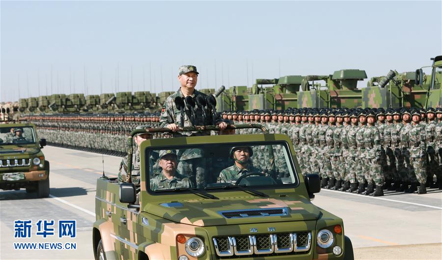 7月30日上午，慶祝中國人民解放軍建軍90周年閱兵在朱日和聯(lián)合訓(xùn)練基地隆重舉行。中共中央總書記、國家主席、中央軍委主席習(xí)近平檢閱部隊(duì)并發(fā)表重要講話。這是習(xí)近平乘車檢閱部隊(duì)。新華社記者 李剛 攝