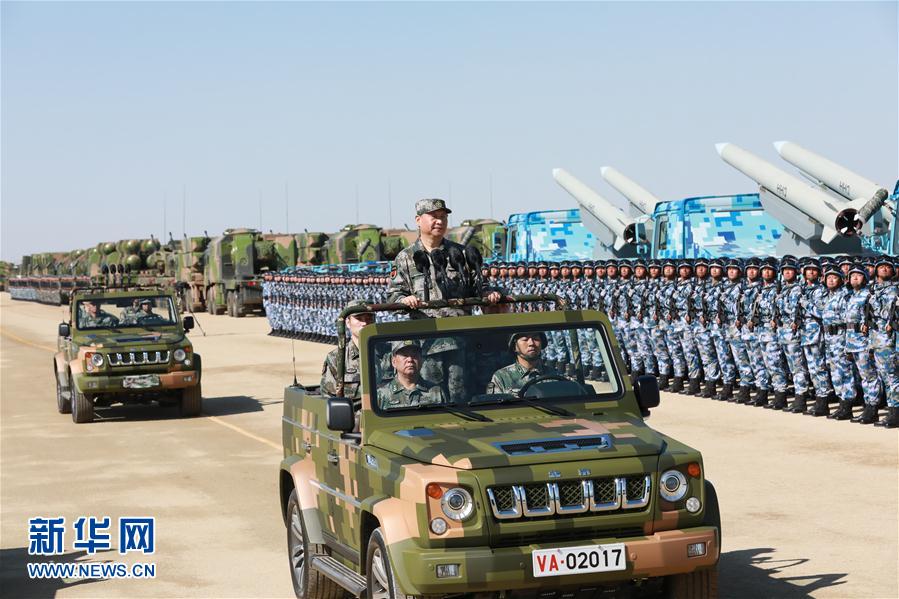 7月30日上午，慶祝中國人民解放軍建軍90周年閱兵在朱日和聯(lián)合訓(xùn)練基地隆重舉行。中共中央總書記、國家主席、中央軍委主席習(xí)近平檢閱部隊(duì)并發(fā)表重要講話。這是習(xí)近平乘車檢閱部隊(duì)。新華社記者 李剛 攝