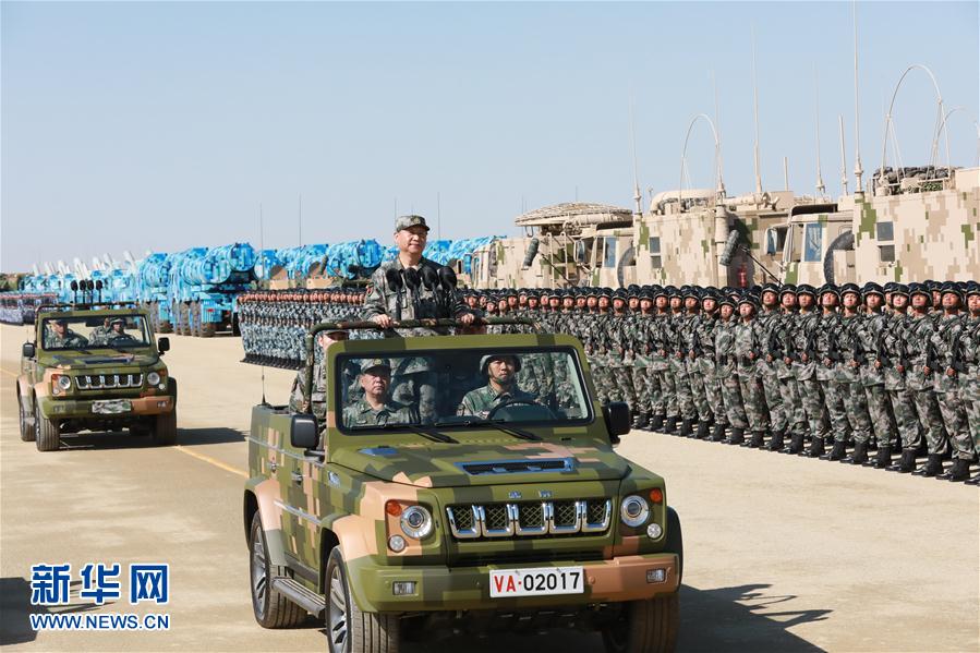 7月30日上午，慶祝中國人民解放軍建軍90周年閱兵在朱日和聯(lián)合訓(xùn)練基地隆重舉行。中共中央總書記、國家主席、中央軍委主席習(xí)近平檢閱部隊(duì)并發(fā)表重要講話。這是習(xí)近平乘車檢閱部隊(duì)。新華社記者 李剛 攝