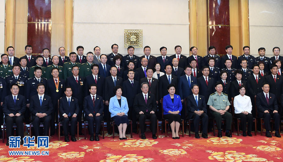 8月7日，中共中央政治局常委、全國政協(xié)主席、中央代表團團長俞正聲率代表團部分成員分別赴內(nèi)蒙古軍區(qū)、武警內(nèi)蒙古總隊、武警內(nèi)蒙古森林總隊慰問，并會見自治區(qū)政法干警代表。這是俞正聲會見自治區(qū)政法干警代表并合影。新華社記者 張領 攝