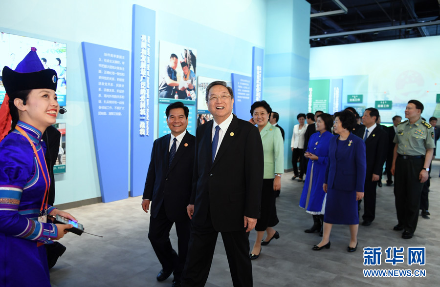 8月7日，中共中央政治局常委、全國政協(xié)主席、中央代表團(tuán)團(tuán)長俞正聲率代表團(tuán)全體成員來到內(nèi)蒙古展覽館，參觀《守望相助團(tuán)結(jié)奮斗&mdash;&mdash;慶祝內(nèi)蒙古自治區(qū)成立70周年展覽》。 新華社記者 張領(lǐng) 攝