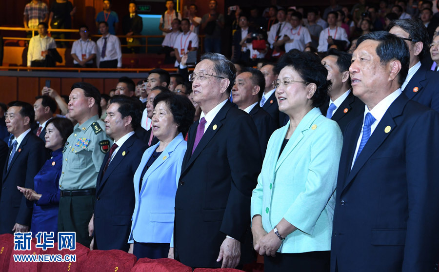 8月7日，慶祝內(nèi)蒙古自治區(qū)成立70周年文藝晚會(huì)《贊歌》在內(nèi)蒙古烏蘭恰特大劇院舉行。中共中央政治局常委、全國(guó)政協(xié)主席、中央代表團(tuán)團(tuán)長(zhǎng)俞正聲和各族各界干部群眾等共約1300人觀看演出。新華社記者 張領(lǐng) 攝