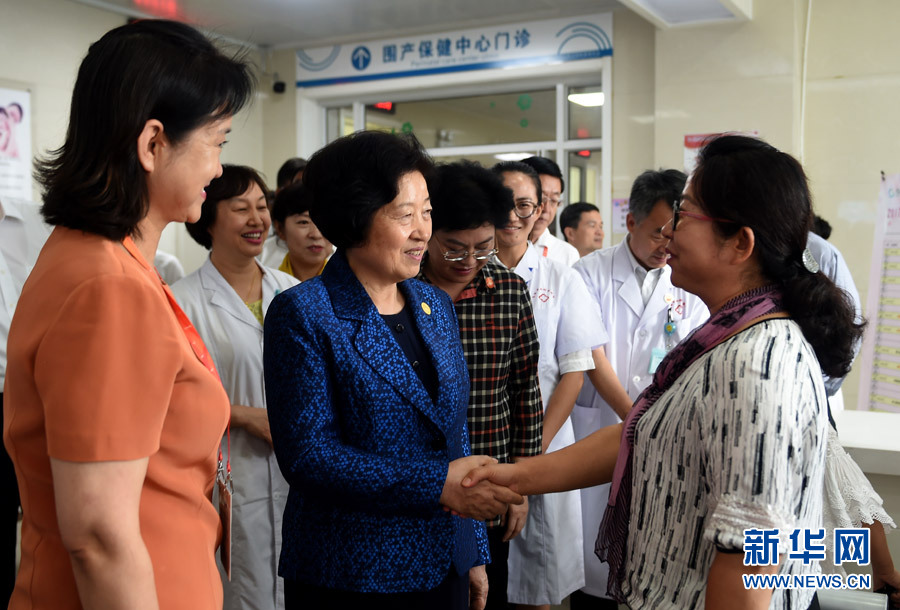 8月9日，中共中央政治局委員、中央統(tǒng)戰(zhàn)部部長(zhǎng)、中央代表團(tuán)副團(tuán)長(zhǎng)孫春蘭率中央代表團(tuán)三分團(tuán)，先后赴內(nèi)蒙古自治區(qū)烏海市、阿拉善盟看望各族干部群眾。這是孫春蘭在烏海市婦兒醫(yī)療預(yù)防保健中心同患者親切交談。新華社記者 任軍川 攝