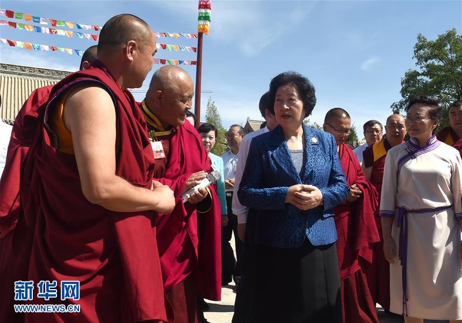 8月10日，中共中央政治局委員、中央統(tǒng)戰(zhàn)部部長(zhǎng)、中央代表團(tuán)副團(tuán)長(zhǎng)孫春蘭率中央代表團(tuán)三分團(tuán)繼續(xù)在內(nèi)蒙古自治區(qū)阿拉善盟看望慰問(wèn)，把以習(xí)近平同志為核心的黨中央的親切關(guān)懷和全國(guó)各族人民的美好祝福帶給阿拉善各族各界干部群眾。這是孫春蘭在佛教寺廟延福寺考察。新華社記者 任軍川 攝
