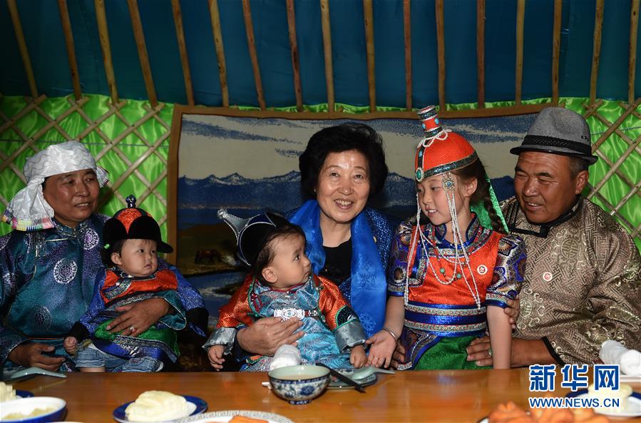8月11日，帶著以習(xí)近平同志為核心的黨中央的親切關(guān)懷和全國(guó)各族人民的美好祝福，中共中央政治局委員、中央統(tǒng)戰(zhàn)部部長(zhǎng)、中央代表團(tuán)副團(tuán)長(zhǎng)孫春蘭率中央代表團(tuán)三分團(tuán)在錫林郭勒盟看望各族干部群眾，共同慶祝內(nèi)蒙古自治區(qū)成立70周年。這是孫春蘭在錫林浩特市寶力根蘇木牧民巴&middot;巴特爾（右一）家中看望。新華社記者 任軍川 攝