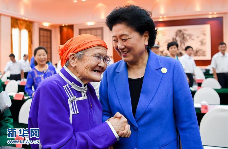 8月11日，中共中央政治局委員、國務(wù)院副總理、中央代表團(tuán)副團(tuán)長劉延?xùn)|率中央代表團(tuán)二分團(tuán)，看望慰問烏蘭察布各族干部群眾，轉(zhuǎn)達(dá)以習(xí)近平同志為核心的黨中央的親切關(guān)懷和全國人民的美好祝愿。這是劉延?xùn)|在出席烏蘭察布市慶祝內(nèi)蒙古自治區(qū)成立70周年座談會后，與&ldquo;草原母親&rdquo;都貴瑪親切交談。新華社記者 連振 攝