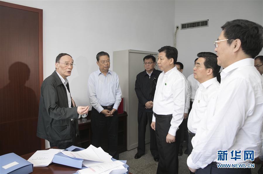 9月3日至5日，中共中央政治局常委、中央紀委書記、中央巡視工作領導小組組長王岐山在湖南省調(diào)研并主持召開巡察工作座談會。這是9月4日，王岐山來到株洲市委巡察辦看望巡察干部。新華社記者 王曄 攝
