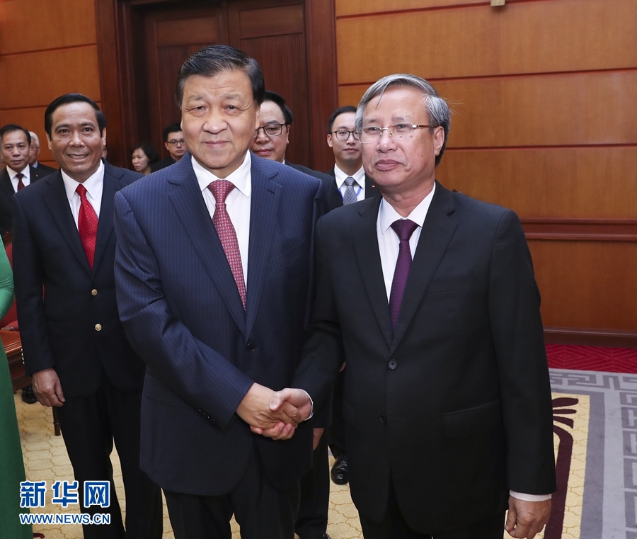 應(yīng)越南共產(chǎn)黨邀請(qǐng)，中共中央政治局常委、中央書(shū)記處書(shū)記劉云山9月18日至19日對(duì)越南進(jìn)行正式訪問(wèn)。這是9月18日，劉云山在河內(nèi)與越共中央政治局委員陳國(guó)旺舉行會(huì)談。 新華社記者 龐興雷 攝