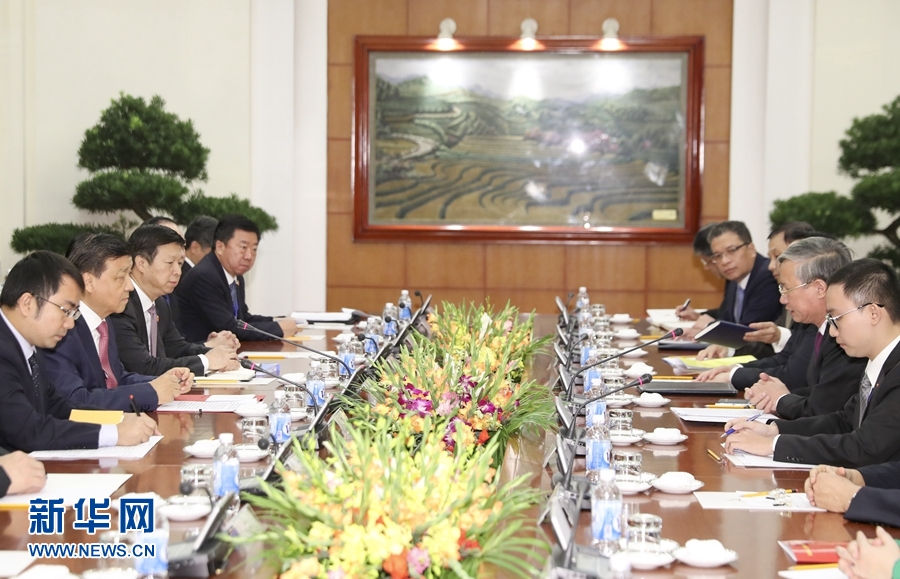 應(yīng)越南共產(chǎn)黨邀請(qǐng)，中共中央政治局常委、中央書(shū)記處書(shū)記劉云山9月18日至19日對(duì)越南進(jìn)行正式訪問(wèn)。這是9月18日，劉云山在河內(nèi)與越共中央政治局委員陳國(guó)旺舉行會(huì)談。 新華社記者 丁林 攝