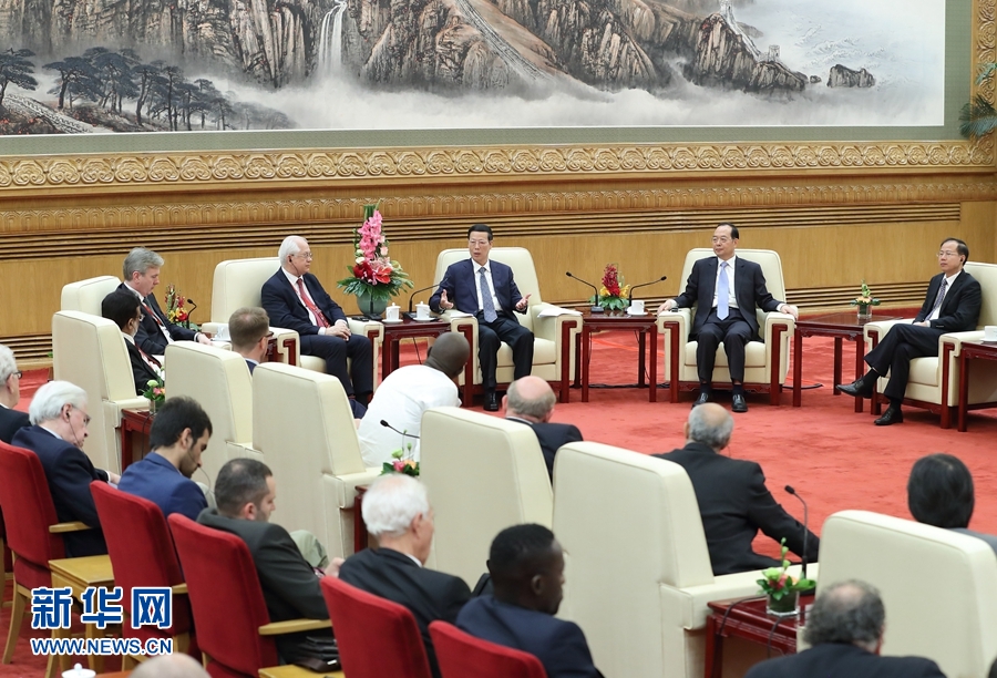 9月21日，中共中央政治局常委、國(guó)務(wù)院副總理張高麗在北京人民大會(huì)堂會(huì)見(jiàn)來(lái)華參加2017&ldquo;一帶一路&rdquo;媒體合作論壇的外方代表并回答大家關(guān)心的問(wèn)題。新華社記者王曄攝 