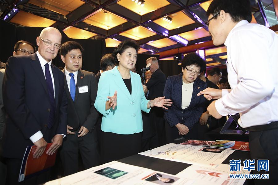 9月25日，在美國紐約，國務院副總理劉延東（中）在紐約大學校長漢密爾頓（前左一）的陪同下參觀中美兩國青年創(chuàng)客產(chǎn)品展示。國務院副總理劉延東25日在美國紐約大學出席中美創(chuàng)客峰會暨中美青年創(chuàng)客中心啟動儀式并講話。新華社記者 王迎 攝