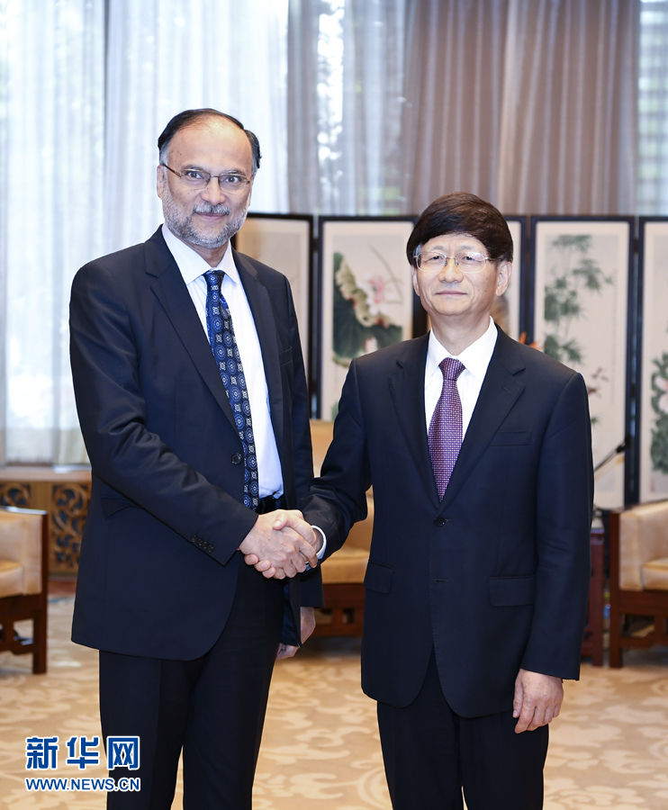 9月26日，中共中央政治局委員、中央政法委書記孟建柱在北京會(huì)見來(lái)華出席國(guó)際刑警組織第86屆全體大會(huì)的巴基斯坦內(nèi)政部長(zhǎng)伊克巴爾。新華社記者 張領(lǐng) 攝