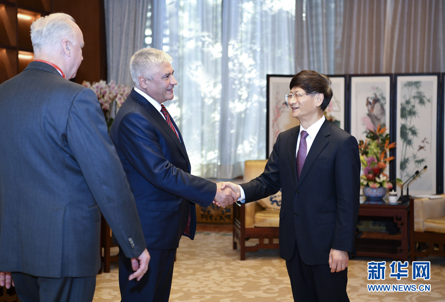 9月26日，中共中央政治局委員、中央政法委書記孟建柱在北京會(huì)見來(lái)華出席國(guó)際刑警組織第86屆全體大會(huì)的俄羅斯內(nèi)務(wù)部長(zhǎng)科洛科利采夫（左二）和俄聯(lián)邦調(diào)查委員會(huì)主席巴斯特雷金（左一）。新華社記者 張領(lǐng) 攝 