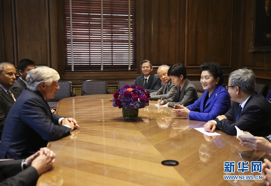 當(dāng)?shù)貢r(shí)間9月26日，國(guó)務(wù)院副總理劉延?xùn)|在紐約哥倫比亞大學(xué)出席中美大學(xué)校長(zhǎng)與智庫(kù)論壇并發(fā)表主旨演講。這是論壇開始前，國(guó)務(wù)院副總理劉延?xùn)|（右二）會(huì)見哥倫比亞大學(xué)校長(zhǎng)博林格（左）。新華社記者 王迎 攝