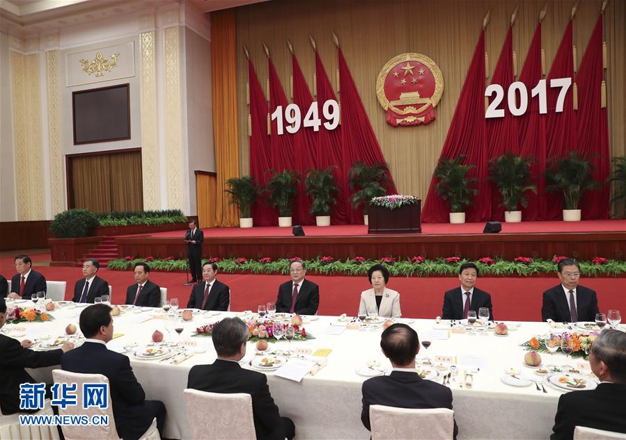 9月28日，全國政協(xié)辦公廳、中共中央統(tǒng)戰(zhàn)部、國務(wù)院僑辦、國務(wù)院港澳辦、國務(wù)院臺(tái)辦在北京人民大會(huì)堂聯(lián)合舉行國慶招待會(huì)。中共中央政治局常委、全國政協(xié)主席俞正聲與2800多名港澳臺(tái)僑各界代表歡聚一堂，慶祝中華人民共和國成立68周年。這是俞正聲在招待會(huì)上致辭。新華社記者 龐興雷 攝