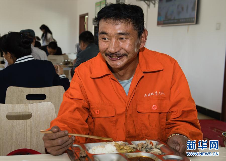 （十九大代表風(fēng)采&middot;圖文互動）（1）鉆探高級技工向巴扎西：我為祖國探礦藏