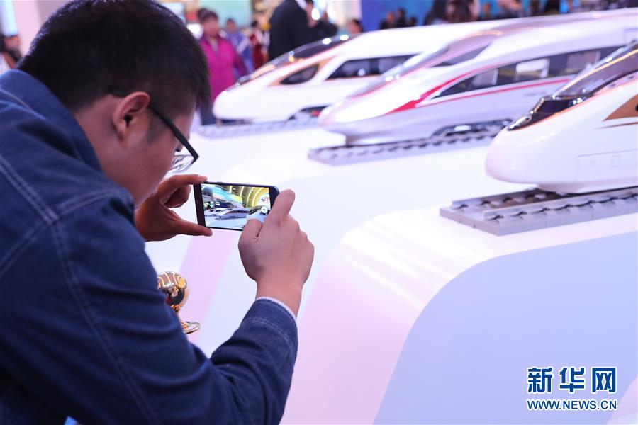 （十九大時(shí)光&middot;圖文互動(dòng)）（2）向著夢(mèng)想，奮進(jìn)！&mdash;&mdash;來(lái)自&ldquo;砥礪奮進(jìn)的五年&rdquo;大型成就展現(xiàn)場(chǎng)的報(bào)道 