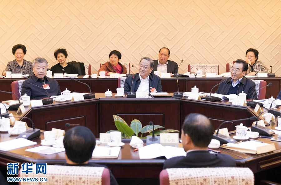 10月30日，政協(xié)第十二屆全國委員會常務(wù)委員會第二十三次會議舉行分組討論，與會人員圍繞深入學(xué)習(xí)貫徹中共十九大精神認(rèn)真討論，積極建言獻(xiàn)策。全國政協(xié)主席俞正聲參加討論。新華社記者 丁海濤 攝