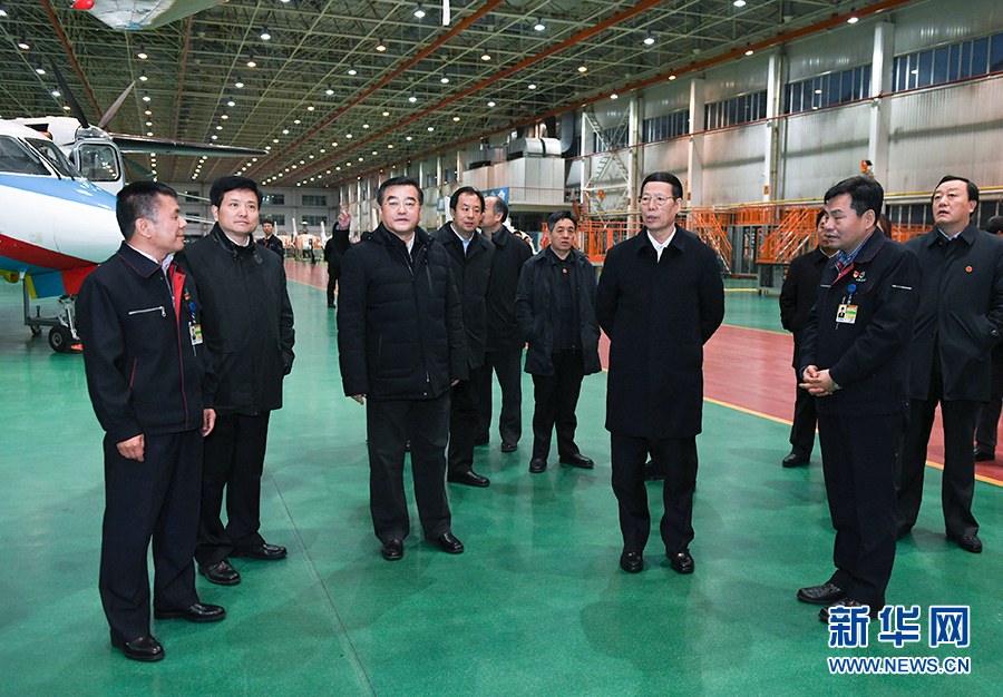 11月14日至15日，國務(wù)院副總理張高麗在黑龍江調(diào)研。這是11月14日，張高麗到哈爾濱飛機(jī)工業(yè)集團(tuán)有限責(zé)任公司了解國有老企業(yè)轉(zhuǎn)型升級情況。 新華社記者 高潔 攝