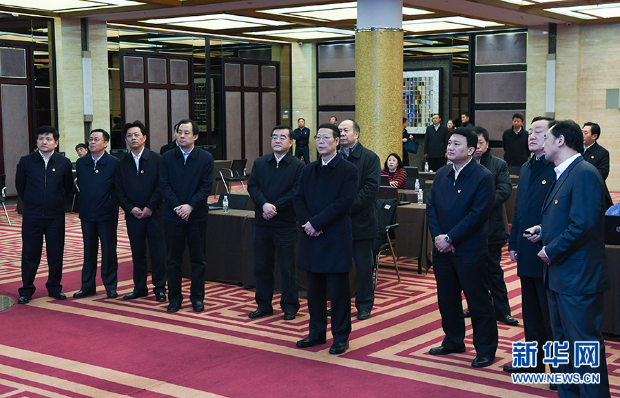 11月14日至15日，國務(wù)院副總理張高麗在黑龍江調(diào)研。這是11月14日，張高麗到黑龍江糧食交易市場了解糧食生產(chǎn)和銷售、糧食產(chǎn)品深加工、政策性儲糧去庫存等工作。 新華社記者 高潔 攝