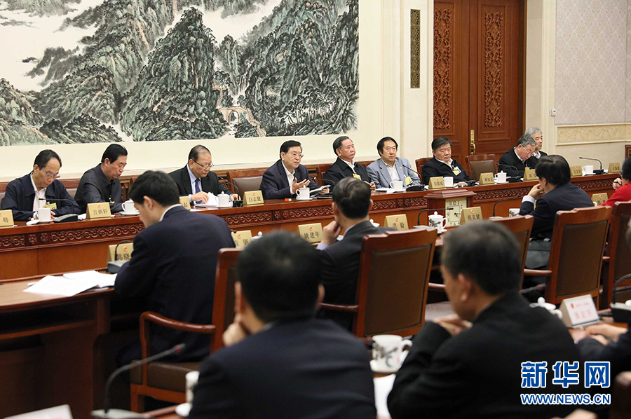 12月23日，十二屆全國人大常委會第三十一次會議舉行分組會議，審議監(jiān)察法草案二次審議稿等。張德江委員長參加審議。 新華社記者劉衛(wèi)兵攝