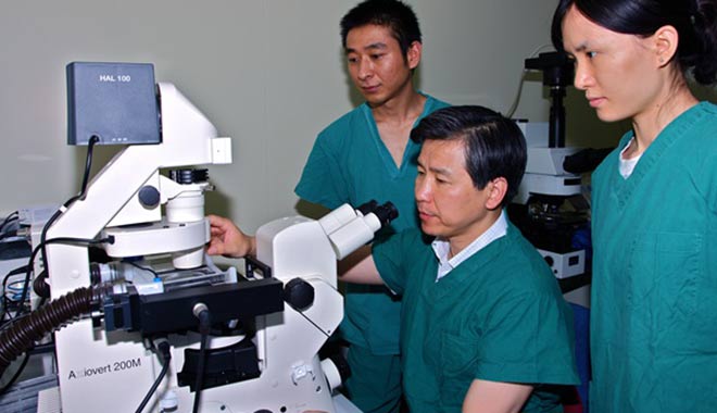 成功實施西南地區(qū)首例試管嬰兒手術(shù)。