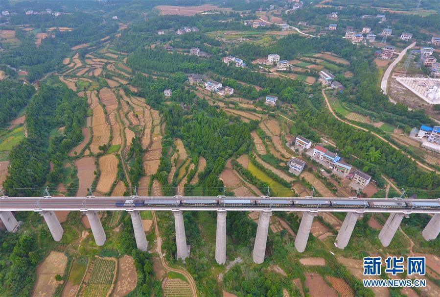 （新華全媒頭條&middot;圖文互動）（6）開啟新征程　譜寫新史詩&mdash;&mdash;以習(xí)近平同志為核心的黨中央引領(lǐng)中國特色社會主義進(jìn)入新時(shí)代