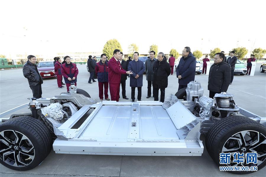 1月9日至10日，國務(wù)院副總理張高麗在安徽調(diào)研推動(dòng)長江經(jīng)濟(jì)帶發(fā)展工作。這是1月9日，張高麗在江淮汽車股份有限公司了解企業(yè)生產(chǎn)經(jīng)營和參與國際產(chǎn)能合作情況。新華社記者 龐興雷 攝