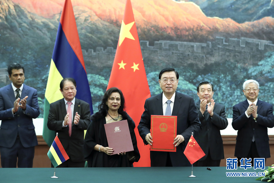 2月2日，全國(guó)人大常委會(huì)委員長(zhǎng)張德江在北京人民大會(huì)堂與毛里求斯國(guó)民議會(huì)議長(zhǎng)哈努曼吉舉行會(huì)談。這是雙方會(huì)談前共同出席中國(guó)全國(guó)人大與毛里求斯國(guó)民議會(huì)合作諒解備忘錄的簽字儀式。新華社記者 龐興雷 攝