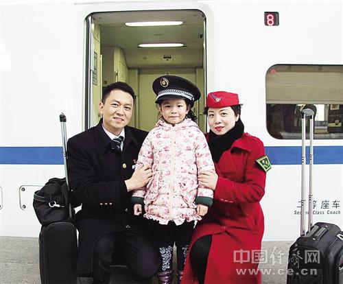 陳剛（左）、肖三英以及女兒陳昱彤的合照。經(jīng)濟(jì)日?qǐng)?bào)-中國(guó)經(jīng)濟(jì)網(wǎng)記者 王軼辰攝