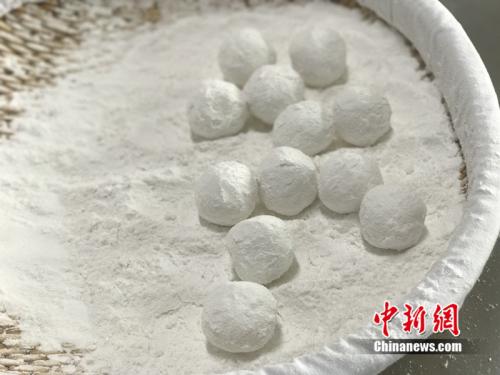 制作元宵時，首先要將餡料做好，沾上水，再投進盛滿糯米粉的笸籮內(nèi)搖。<a target='_blank'  ><p  align=