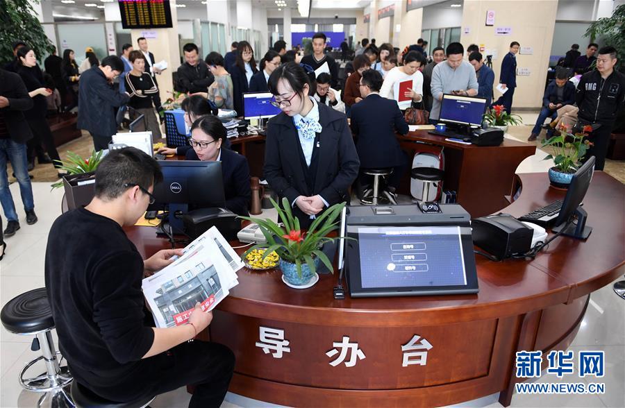 （習(xí)近平新時代中國特色社會主義思想在基層&middot;改革發(fā)展新氣象&middot;圖文互動）（3）浙江&ldquo;最多跑一次&rdquo;：改革越走越深，群眾越跑越順