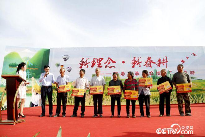 愛(ài)心企業(yè)與貧困農(nóng)戶結(jié)對(duì)子、送肥料