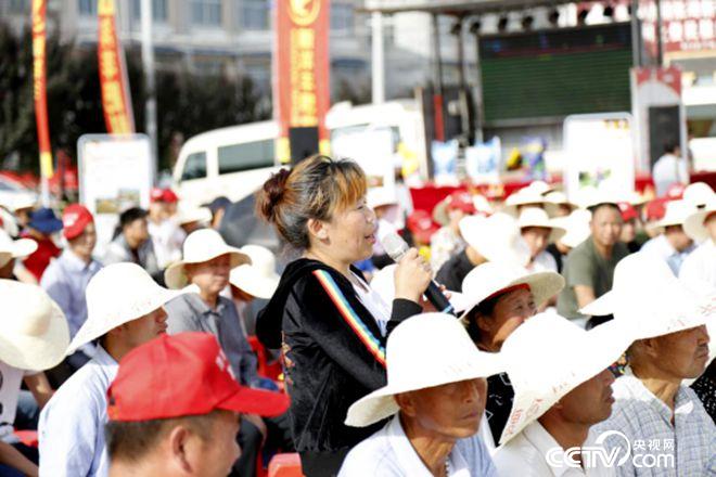 活動(dòng)現(xiàn)場(chǎng)，農(nóng)民搶答問(wèn)題