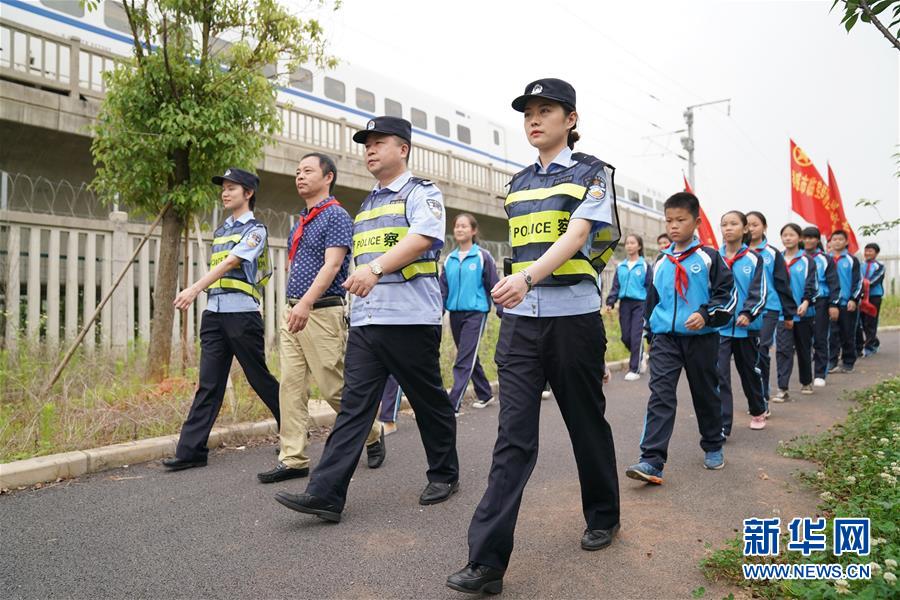 （社會）（1）孩子們的&ldquo;紅領(lǐng)巾護(hù)路志愿隊&rdquo;