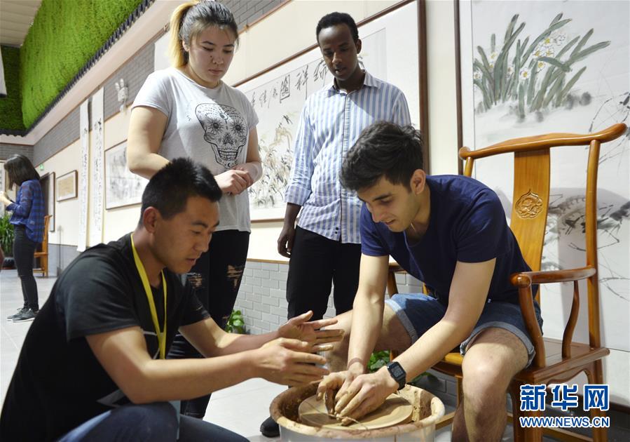 （文化）（1）外國(guó)留學(xué)生赴甘肅進(jìn)行文化交流