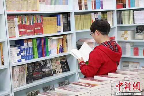 5月9日，一女子在哈爾濱市某書店選購圖書。從5月1日至5月4日，全國32家紙廠宣布漲價，各紙種漲價幅度為每噸100元至300元不等。對此，出版行業(yè)業(yè)內(nèi)人士表示&ldquo;因為紙張價格上漲，直接造成了出版成本的明顯增加，出版行業(yè)只能被迫對圖書定價進行調(diào)整。&rdquo;
<a target='_blank' >中新社</a>記者 于琨 攝