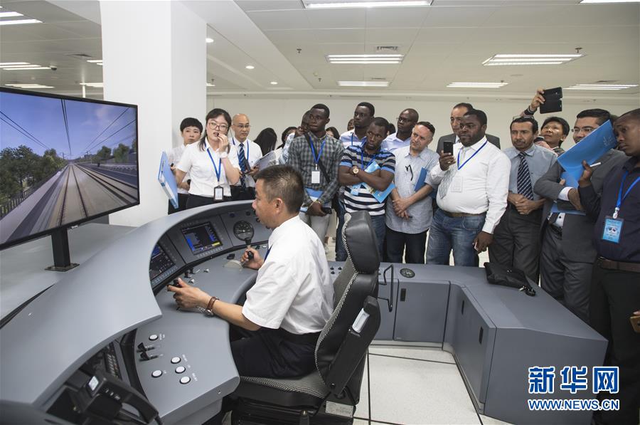 (社會)(1)13國“老外”進“高鐵駕校”