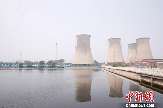 按照規(guī)劃，位于首鋼園區(qū)內(nèi)的滑雪大跳臺建成后將成為世界首例永久保留和使用的單板大跳臺場地。圖為單板大跳臺選址所在地?！№n海丹 攝