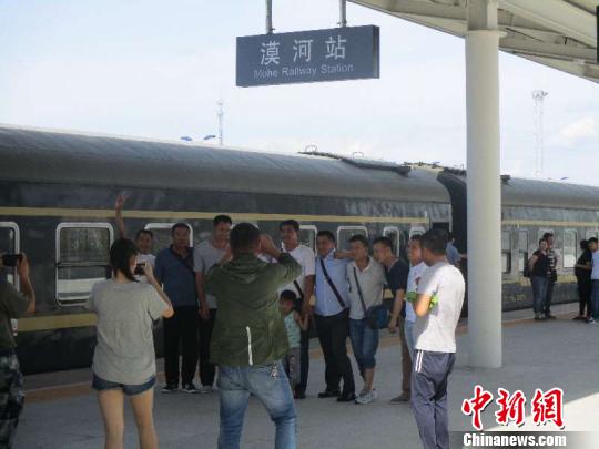 圖為旅客在漠河站合影留念。(中國(guó)鐵路哈爾濱局集團(tuán)有限公司提供)
