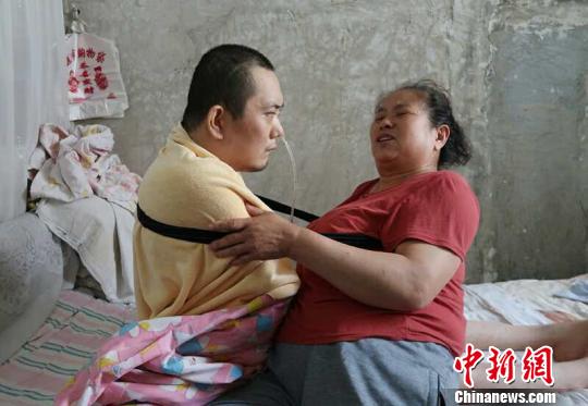 身體日漸衰老的梁青蘭每次幫兒子翻身、坐立，全身的衣物都要濕透一次。　尚明俠 攝