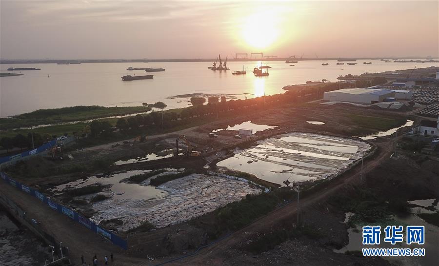 （新華視點&middot;圖文互動）（3）中央督察兩年有的絲毫未改，有的不減反增&mdash;&mdash;江蘇泰興數(shù)萬噸化工廢料和污泥堆放長江邊調(diào)查