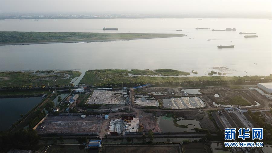 （新華視點&middot;圖文互動）（6）中央督察兩年有的絲毫未改，有的不減反增&mdash;&mdash;江蘇泰興數(shù)萬噸化工廢料和污泥堆放長江邊調(diào)查