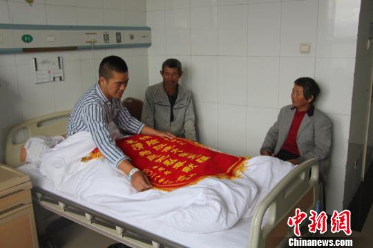 被救的李忠起、張總鳳夫婦看望受傷后的李運飛?！⊥粲?攝