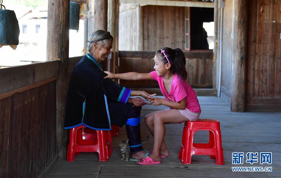 （社會）（6）苗山脫貧影像志&mdash;&mdash;把苗寨搬進景區(qū) 讓貧困戶住進城里