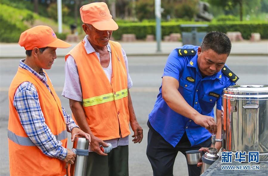 （社會(huì)）（2）夏日送清涼 關(guān)愛&ldquo;城市美容師&rdquo;