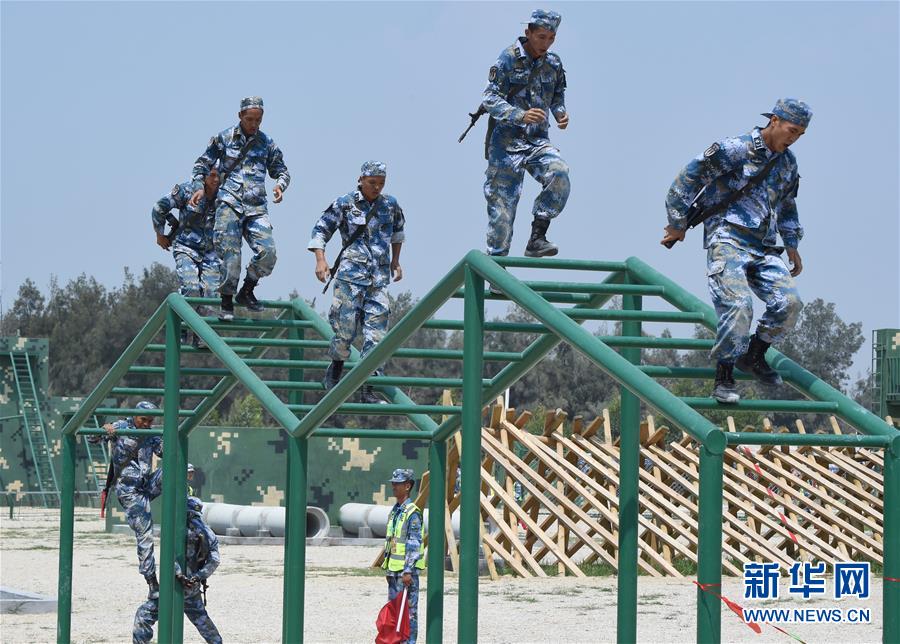 （軍事&middot;圖文互動）（3）海上登陸賽障礙賽打響　中國隊包攬前3名